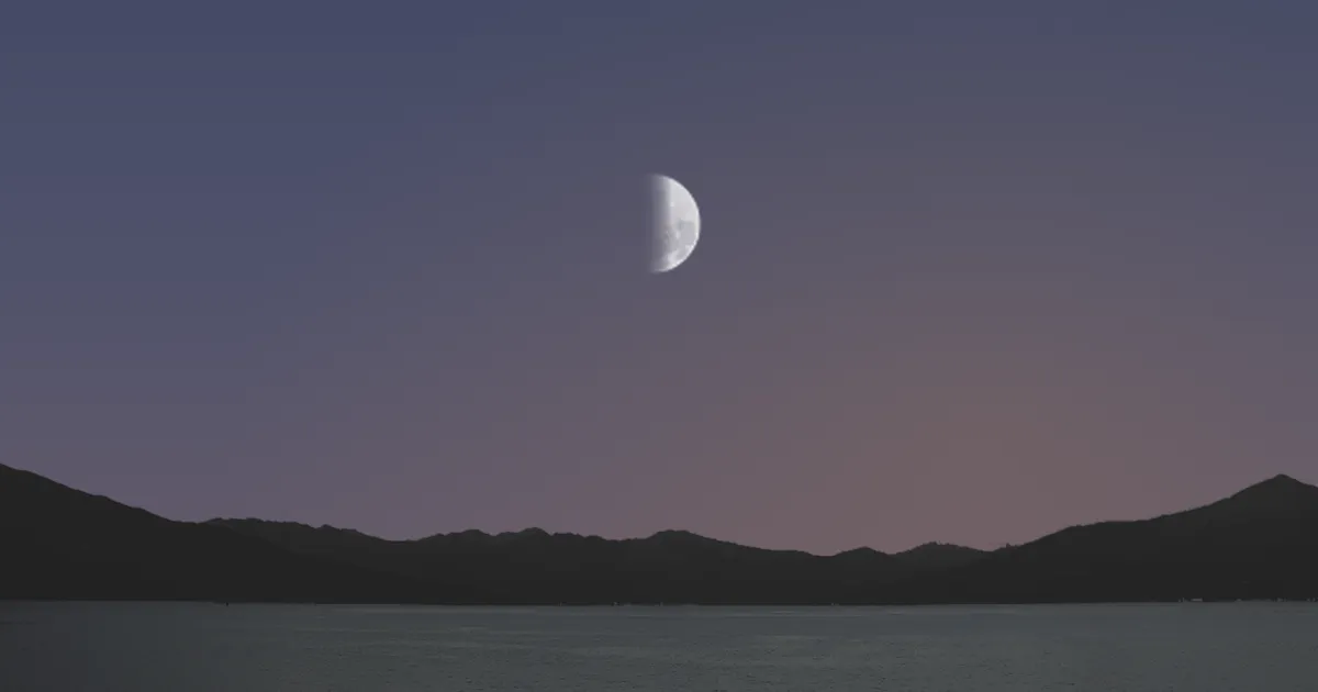 上弦の月と空