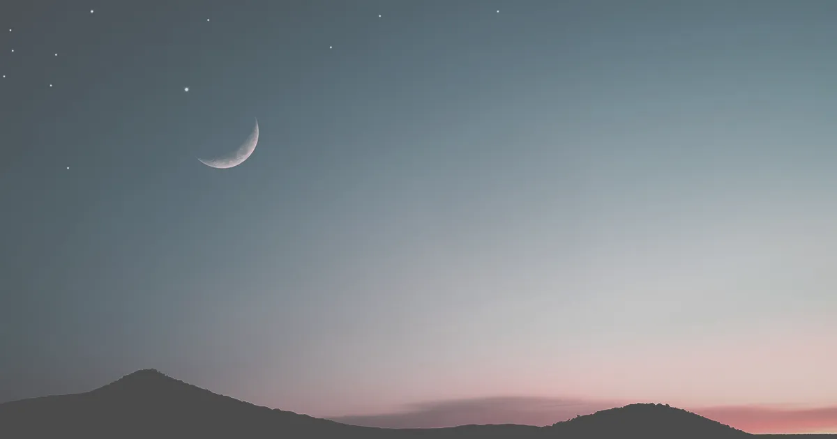 夜の空と三日月。生まれの月相のイメージ。